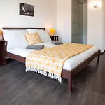 Big Modern Flat דירה *